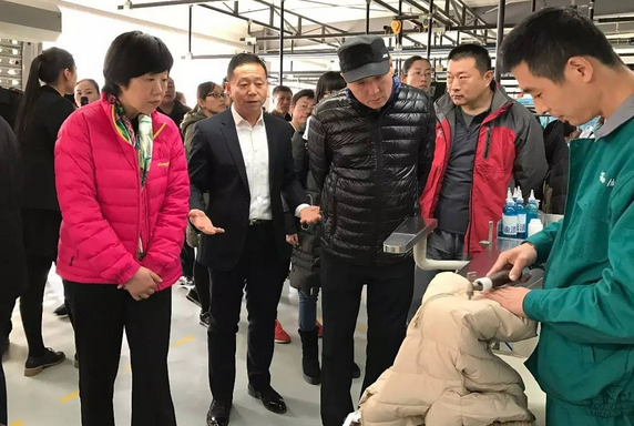 青島市消保委開展“萬人消費體驗行”活動之走進潔神洗衣 